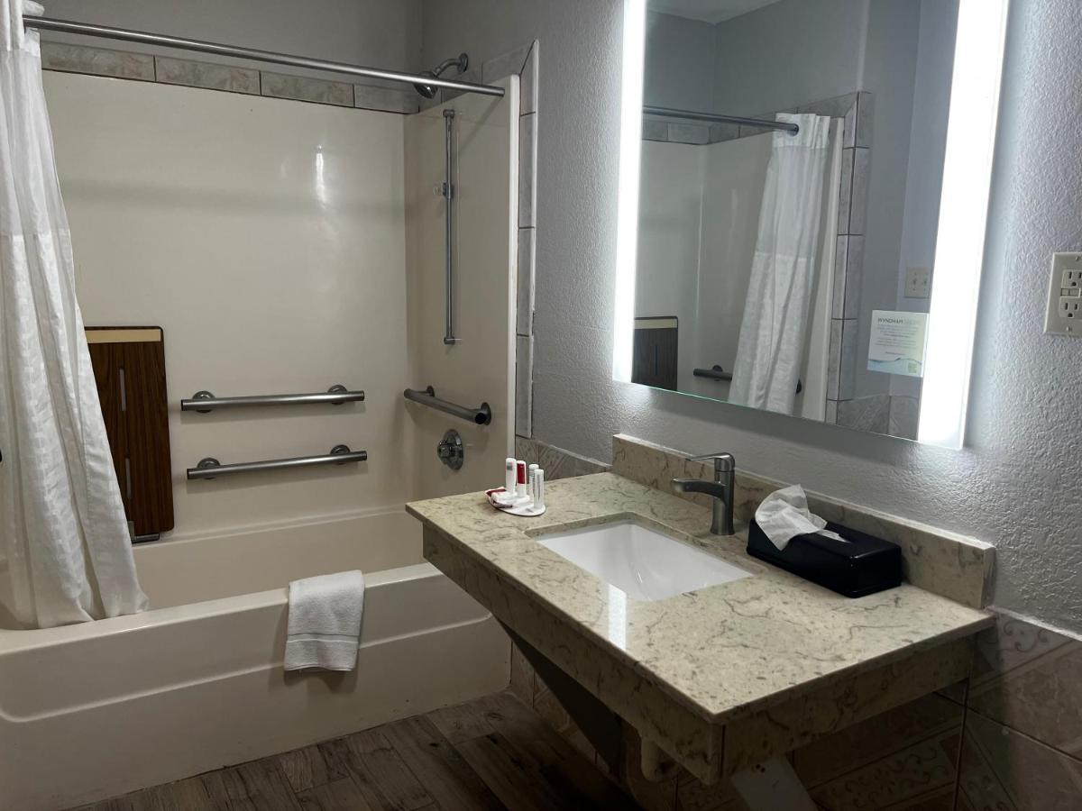 ซูเปอร์ 8 บาย วินด์แฮม เบย์ทาวน์/มอนต์เบลวิว Hotel Mont Belvieu ภายนอก รูปภาพ
