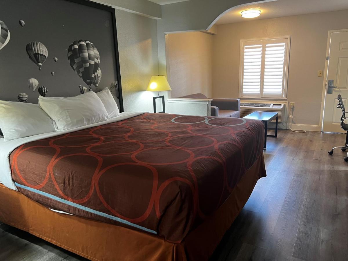 ซูเปอร์ 8 บาย วินด์แฮม เบย์ทาวน์/มอนต์เบลวิว Hotel Mont Belvieu ภายนอก รูปภาพ