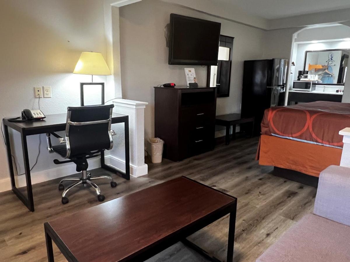 ซูเปอร์ 8 บาย วินด์แฮม เบย์ทาวน์/มอนต์เบลวิว Hotel Mont Belvieu ภายนอก รูปภาพ